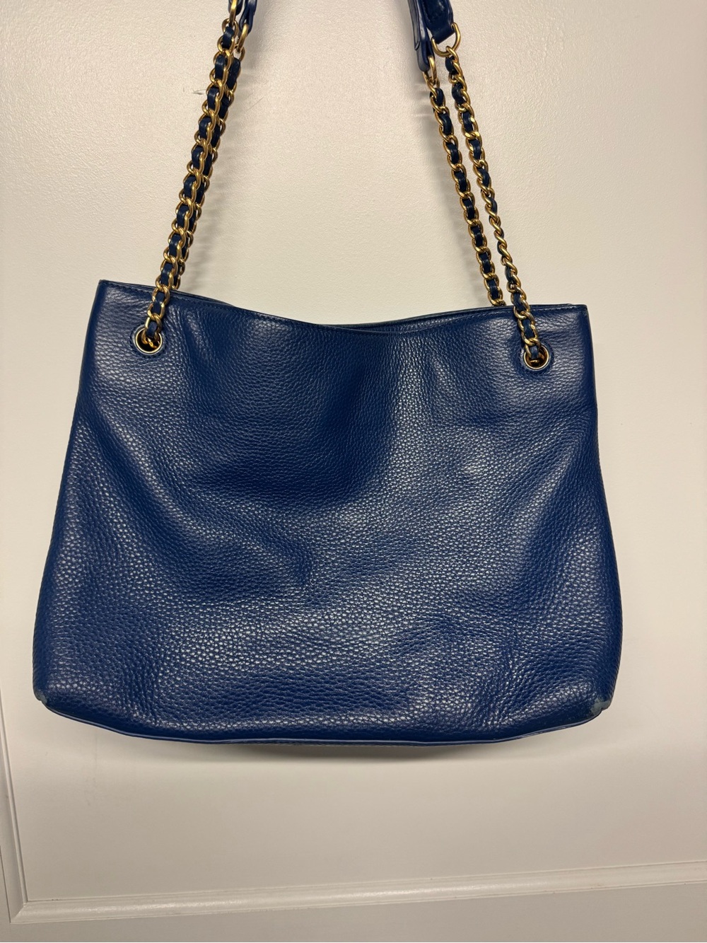 Tory Burch Navy Blue Pebbled Leather Shoulder Tote with Gold Chain - Picture 2 of 5